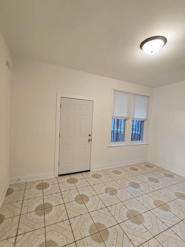 Building Photo - 1255 N Harding Ave