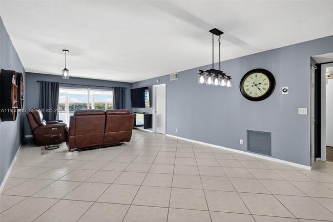 Building Photo - 13100 SW 11th Ct