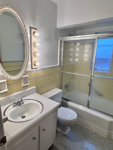 Full Bathroom - 4028 Harding Ave