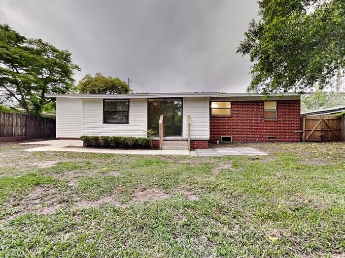 Building Photo - 2511 Green Oak Dr