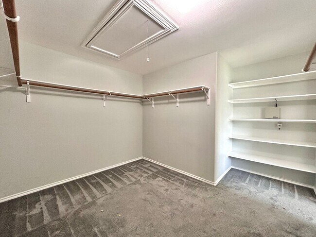 Building Photo - Spacious 4/BR 3/BA One-Level Home with Lar...