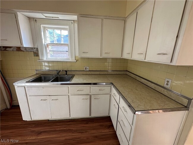 Building Photo - 160 Roslyn Dr