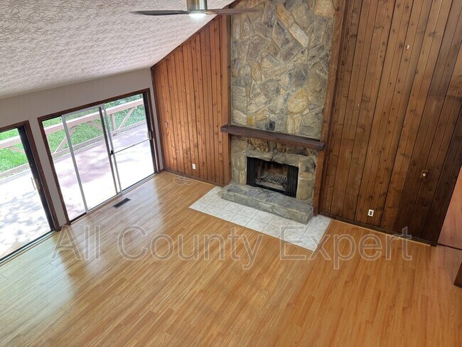Building Photo - 1302 Colony Dr