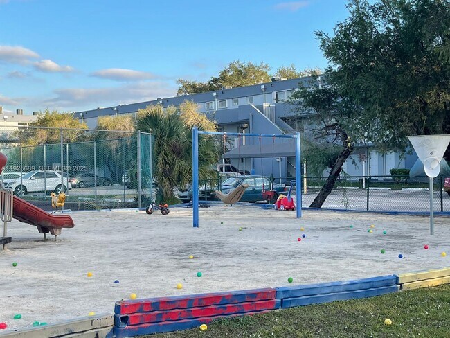 Building Photo - 9375 Fontainebleau Blvd