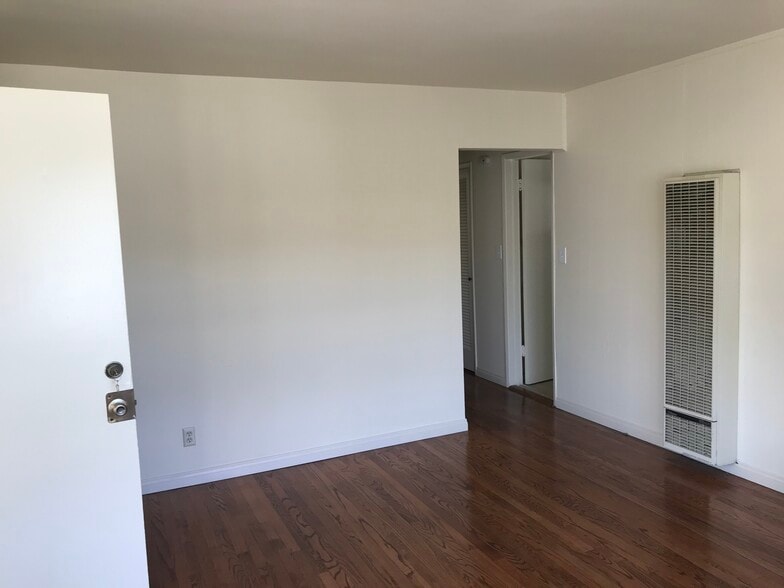 Building Photo - 830 Felspar St