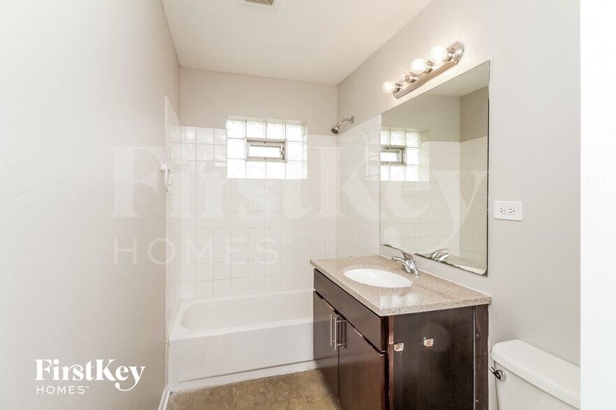 Building Photo - 8840 Sproat Ave