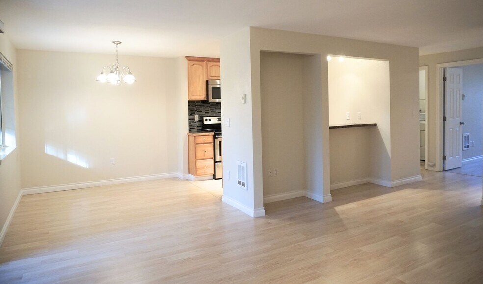Building Photo - 15433 Country Club Dr