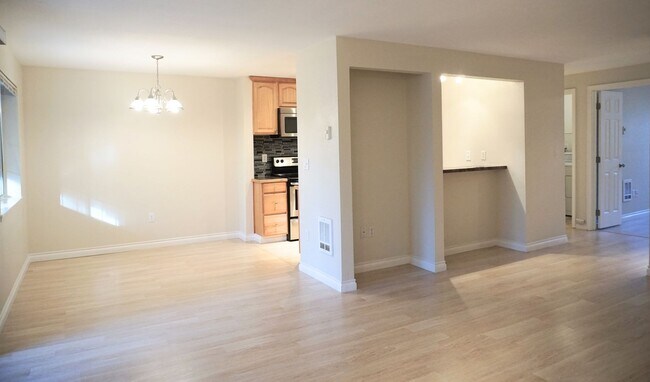 Building Photo - Mill Creek 3 Bedroom Ground Floor Corner Condo