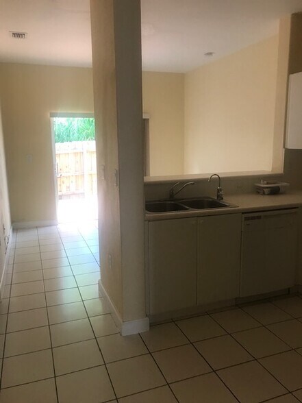 Family room - 1677 SE 27th Ct