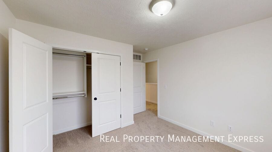 Building Photo - Charming 2-bedroom, 1.5-bathroom townhome