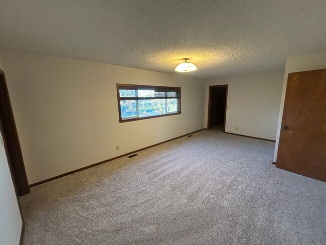 Building Photo - 4 Bedroom, 2 Bathroom House in Lynden with Fenced Yard
