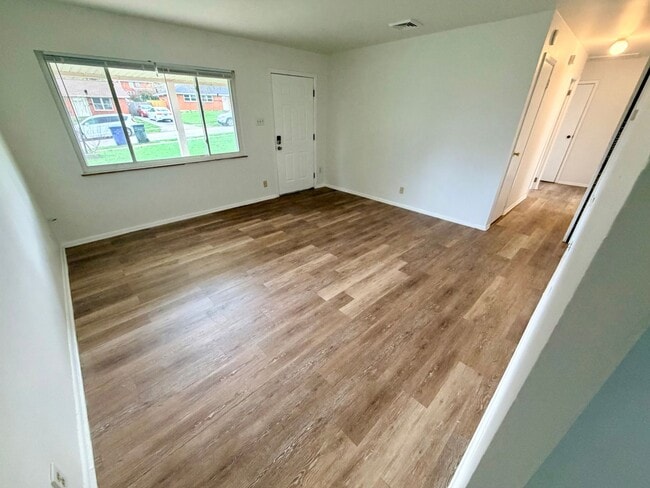 Building Photo - 204 Mandalay Rd