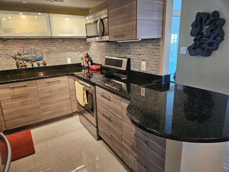 Building Photo - 404 S Beach St