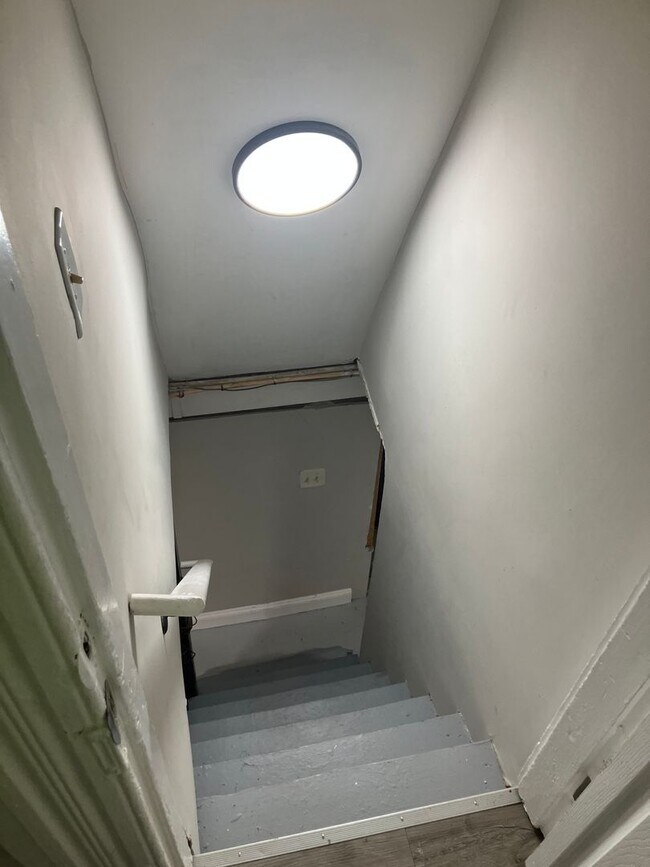 Building Photo - 7 Bedrooms 3.5 Bathrooms