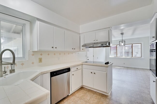 Building Photo - Single Story 3/2 in Well Established Neighborhood Near Branham High School with Air conditioning ...