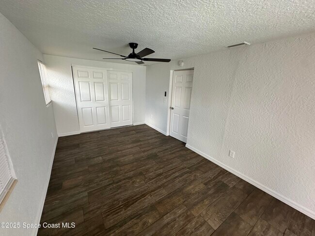 Building Photo - 2033 Robinhood Dr
