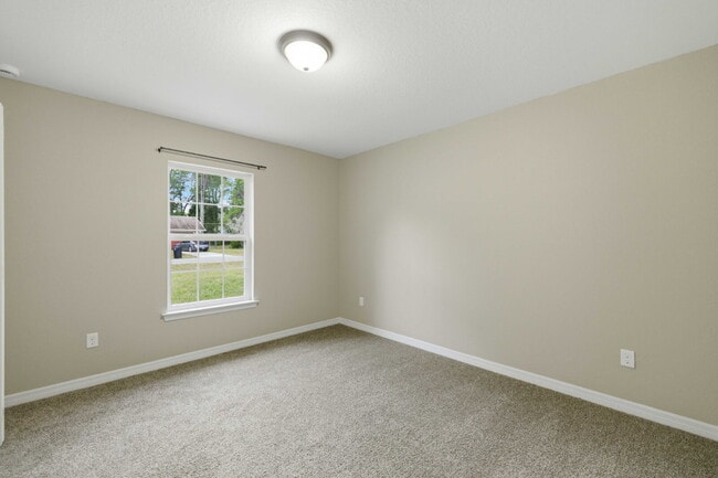 Building Photo - No HOA! Spacious 3 Bedroom Home with Large Backyard & Fire Pit – Move-In Ready