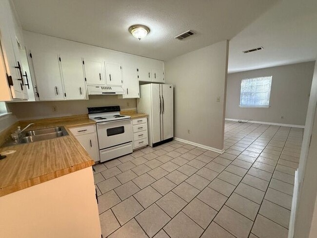 Building Photo - Northeast Pensacola - Harbour Square - 2 bedroom, 1 bathroom