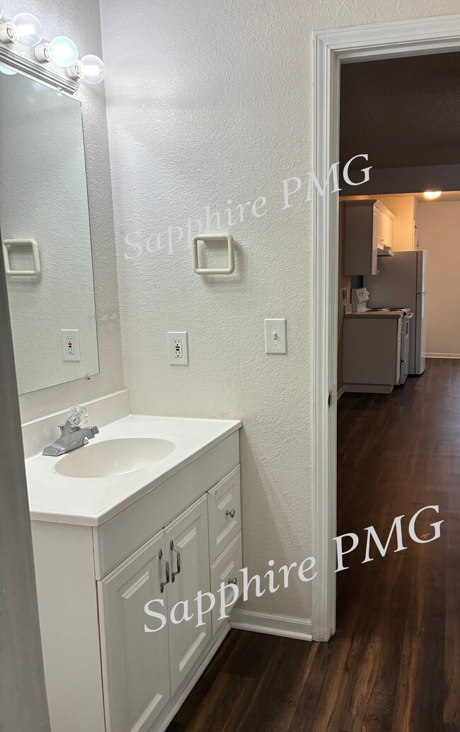 Building Photo - 5621 N Northwood Terrace