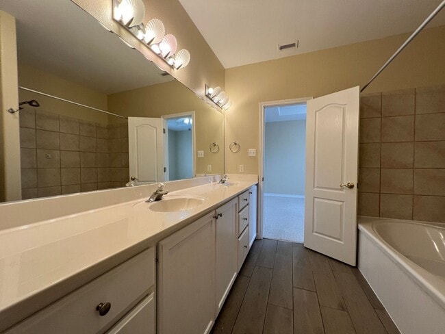 Building Photo - WATERFRONT TOWNHOME ON THE ISLAND!