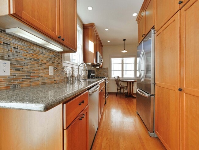 Building Photo - 1718 Le Roy Ave