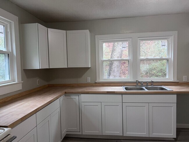 Building Photo - Spacious 3 Bedroom House in Rossville