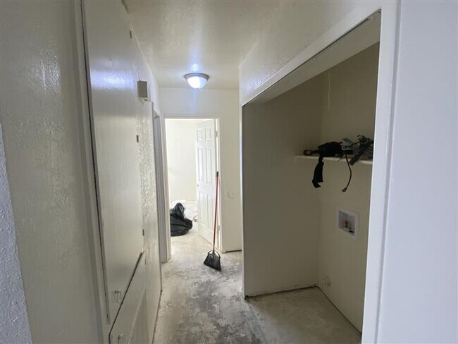 Building Photo - Cute 2/2 duplex with a garage