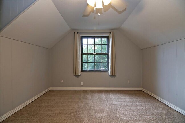 Building Photo - 2410 Valley Dr