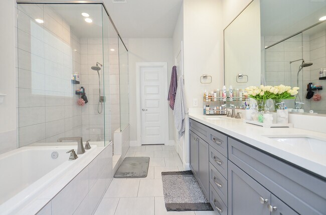 Building Photo - 2812 Grand Fountains Dr