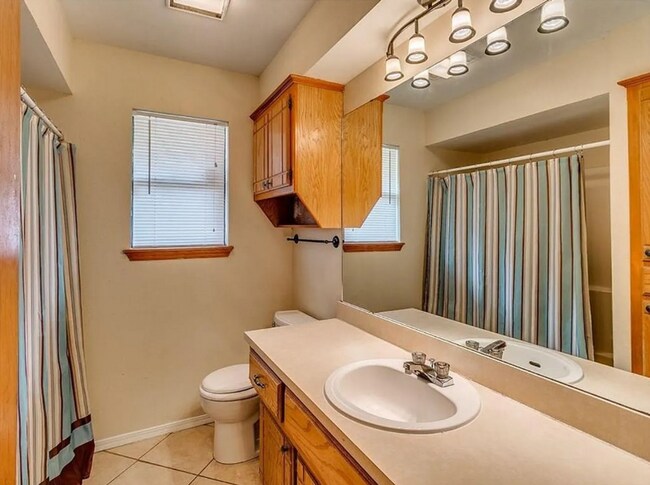 Building Photo - Charming 3-Bedroom Home — Spacious Corner Lot in Del City!