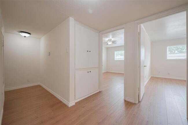 Building Photo - 13040 Trail Hollow Dr