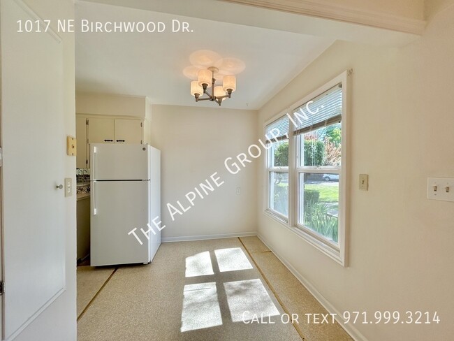 Building Photo - 1017 NE Birchwood Dr