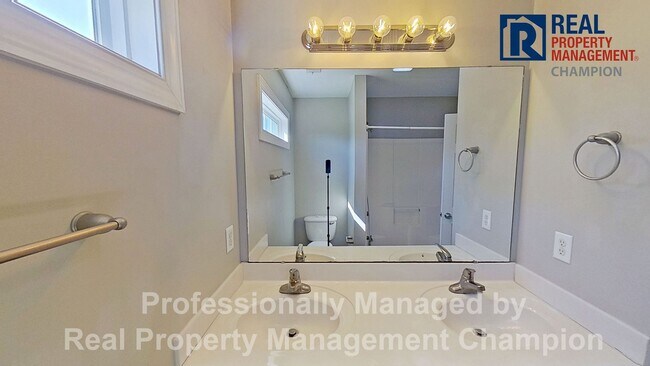 Building Photo - 3 BD/2.5 BA Home with Fenced Yard & Attached Garage