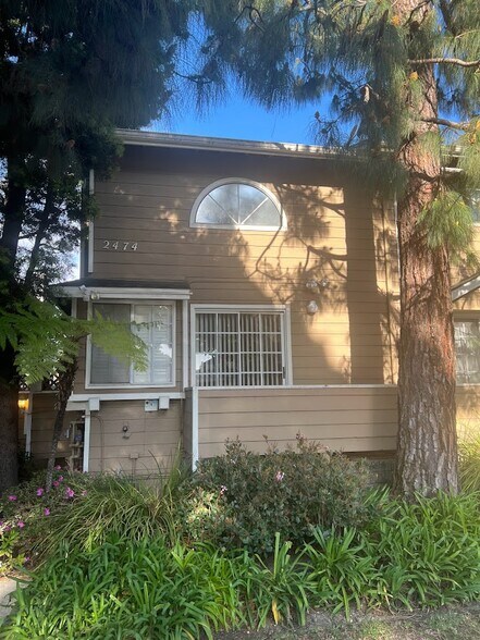 Well-maintained building - 2474 S Centinela Ave