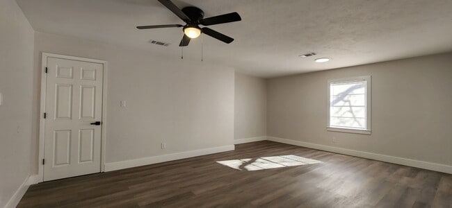 Building Photo - Completely Remodeled 3 Bed / 2 Bath Home 1,704 SF