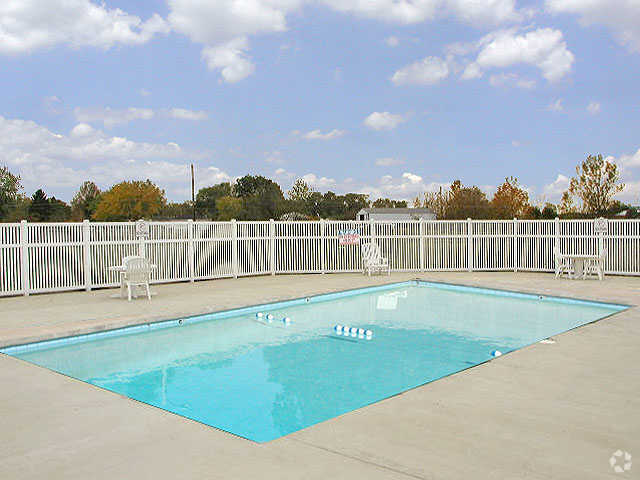 Pool - Amberwood Place Apartments