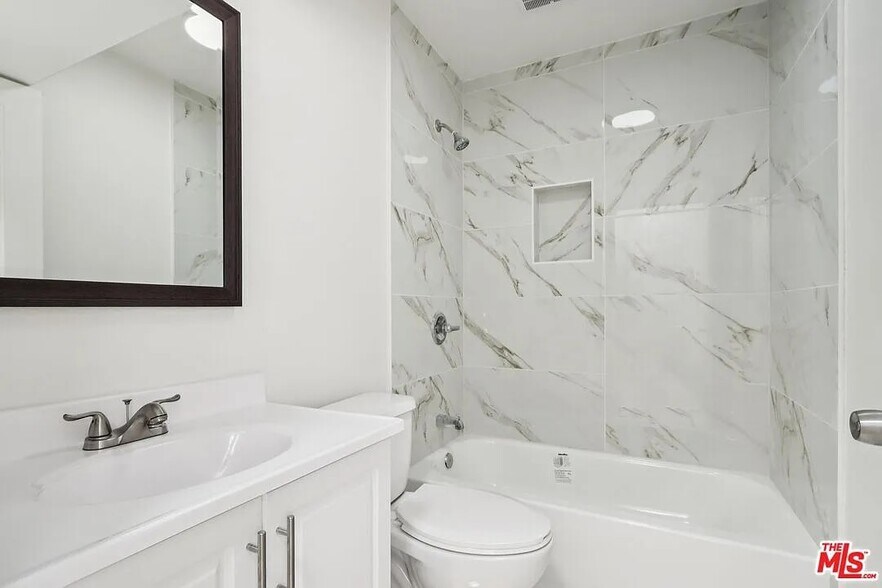 Building Photo - 1673 E 111th St