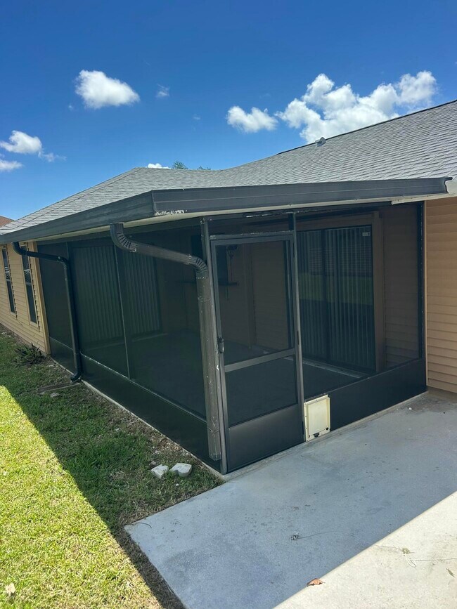 Building Photo - 1019 SW Aurelia Ave