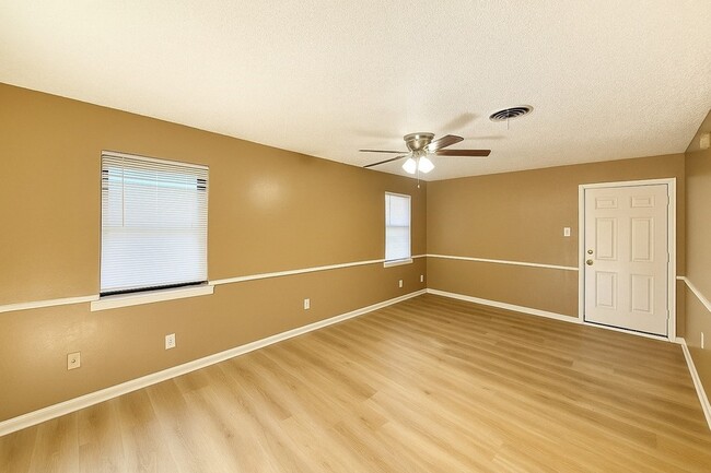 Building Photo - 822 Bandera Ln