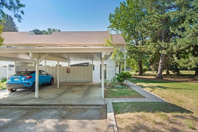 Building Photo - Updated 3-Bedroom End-Unit Townhome in Scotch Pines Condos