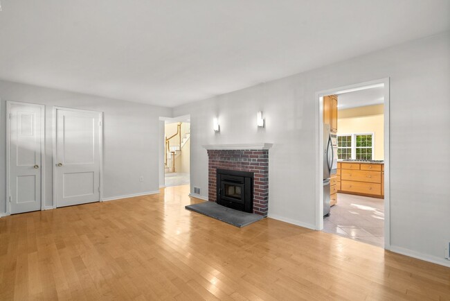 Building Photo - 3 Bed 3 Bath - Kensington Craftsman - Move...