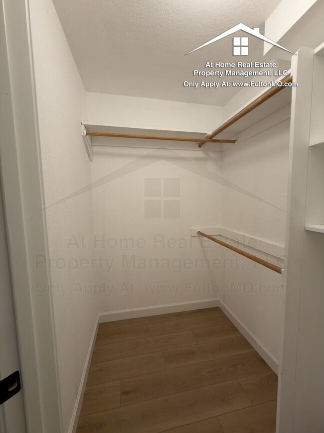 Building Photo - 1011-1013 Greystone Court