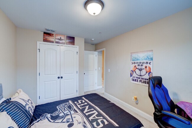 Building Photo - Beautiful Townhome with Garage, Fireplace, Close to Greenway, Dining & Shopping
