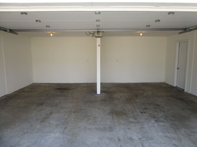 Building Photo - 5013-5015 Betty Jean Way