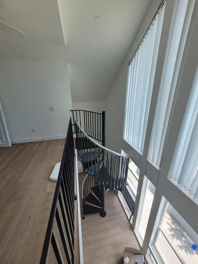 Building Photo - Updated Two Bedroom, Walk to Waterfront