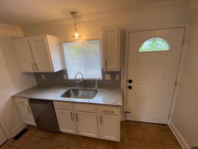 Building Photo - Cozy Ranch style home located in the Sedgefield Community !