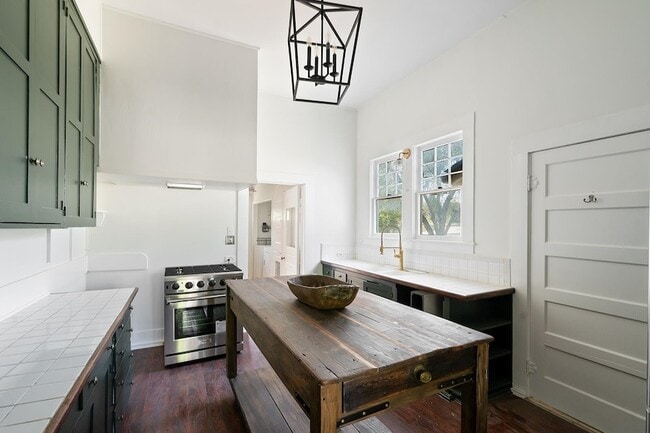 Building Photo - 603 E Losoya St