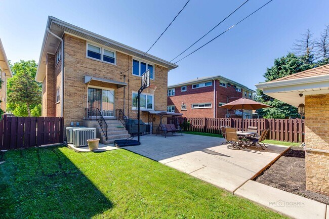 Building Photo - 1315 N Northwest Hwy