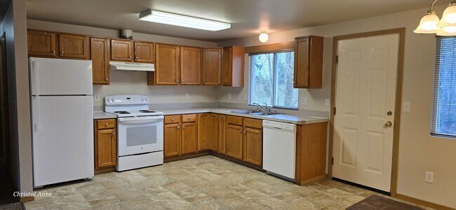 Building Photo - 3 bedroom 1 bath in Shorecrest Neighborhood