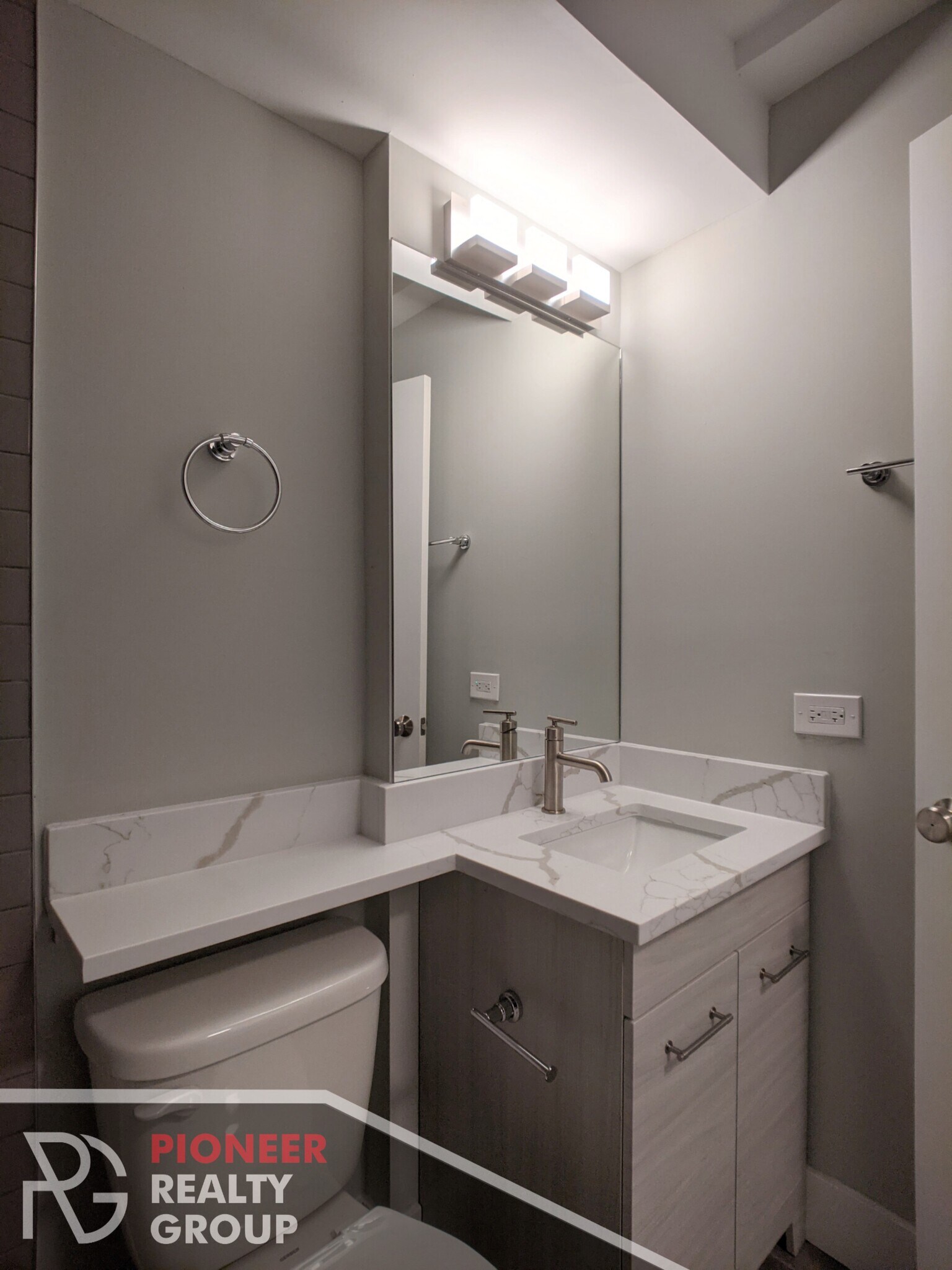 Building Photo - 456 W Barry Ave